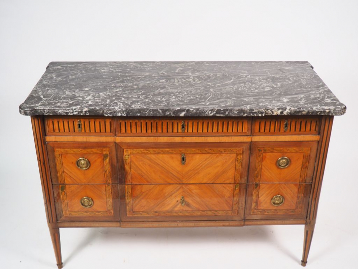 Commode Louis XVI en marqueterie, ouvrant à deux grands tiroirs sans t