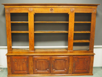 Vente aux enchères Importante bibliothèque de style Louis XVI en noyer, ouvrant à quatre 