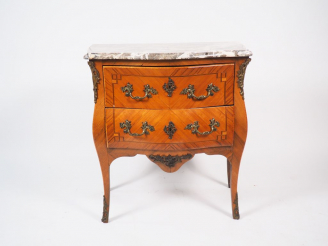 Vente aux enchères Commode de style Louis XV en marqueterie, ouvrant à deux tiroirs, dess