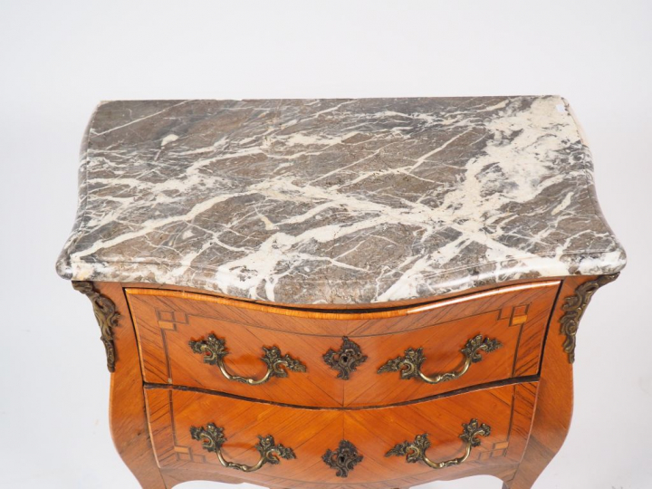 Commode de style Louis XV en marqueterie, ouvrant à deux tiroirs, dess