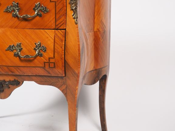 Commode de style Louis XV en marqueterie, ouvrant à deux tiroirs, dess