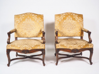 Vente aux enchères Paire de fauteuils de style Régence en noyer mouluré et sculpté, accot