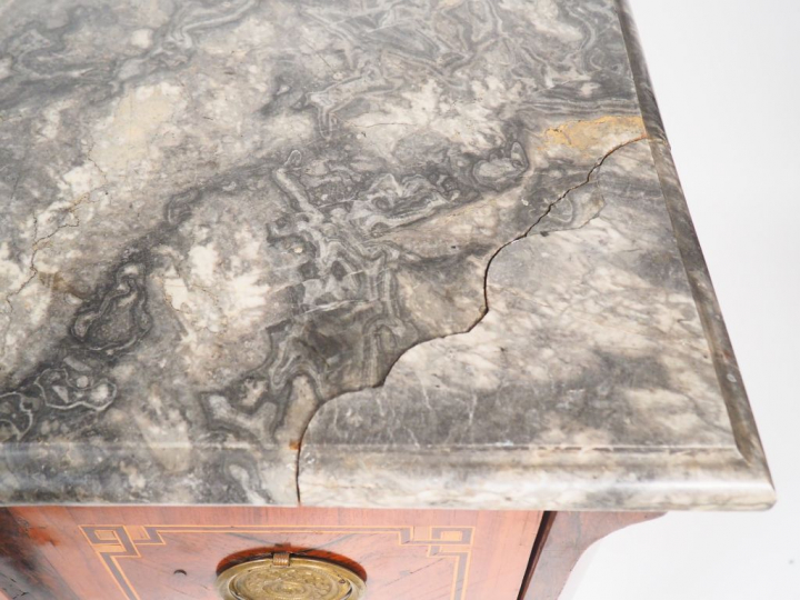 Commode Transition Louis XV-Louis XVI en marqueterie, à décor de grecq