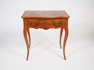 Vente aux enchères Petite coiffeuse de style Louis XV en marqueterie, à motif de rinceaux