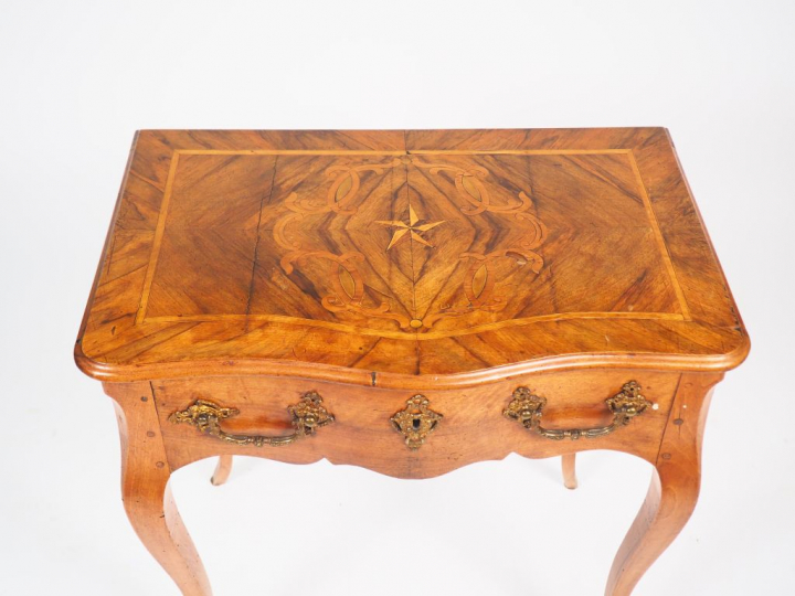 Petite coiffeuse de style Louis XV en marqueterie, à motif de rinceaux