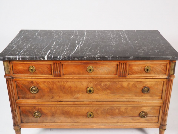 Commode Louis XVI en acajou, ouvrant à deux grands tiroirs en partie i