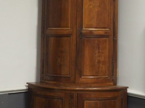 Encoignure à deux corps fin XVIIIème débu XIXème en noyer, ouvrant à q