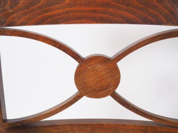 Paire de fauteuils de style anglais en bois teinté, dossier ajouré, pi