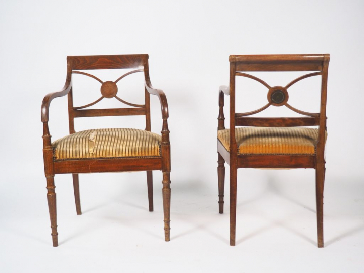 Paire de fauteuils de style anglais en bois teinté, dossier ajouré, pi