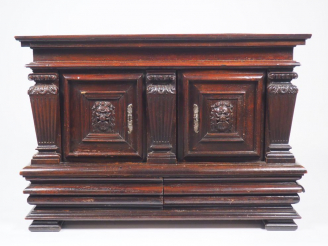 Vente aux enchères Coffre XIXème de style Haute-Epoque en noyer mouluré et sculpté, à déc