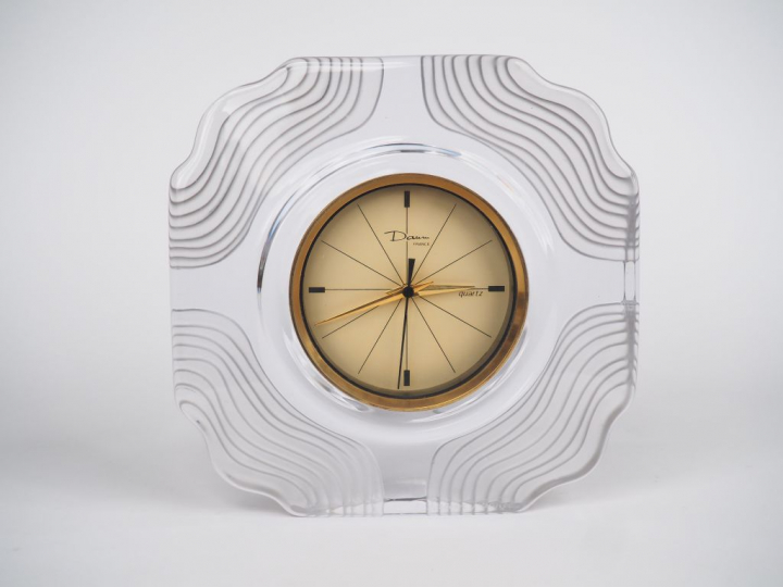 DAUM France. Réveil en cristal moulé en partie sablé. Signé. Dim.19 x 