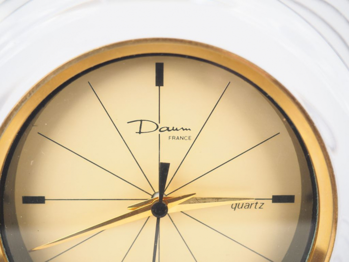 DAUM France. Réveil en cristal moulé en partie sablé. Signé. Dim.19 x 