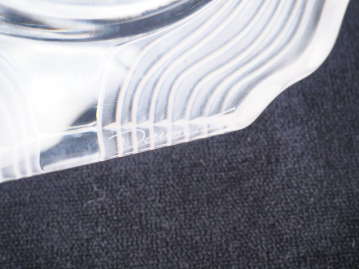 DAUM France. Réveil en cristal moulé en partie sablé. Signé. Dim.19 x 