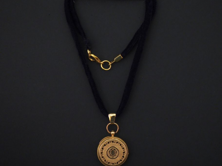 Montre de col en or jaune et émail noir.  Cadran à chiffres romains po