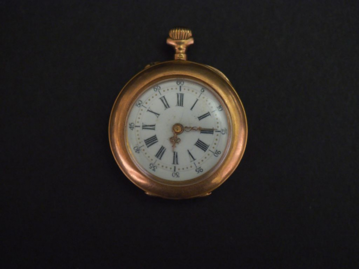 	Montre de col en or jaune. Cadran rond à chiffres romains pour les he