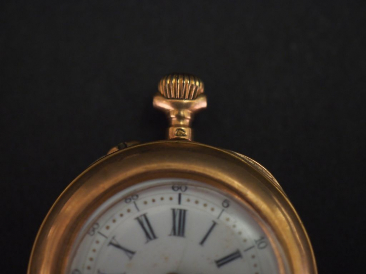 	Montre de col en or jaune. Cadran rond à chiffres romains pour les he