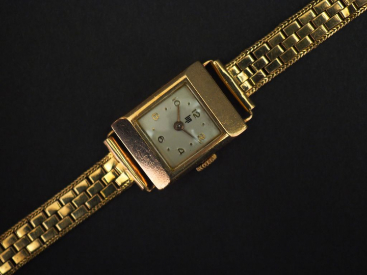 LIP Montre bracelet de dame, boitier et bracelet en or jaune.  Cadran 