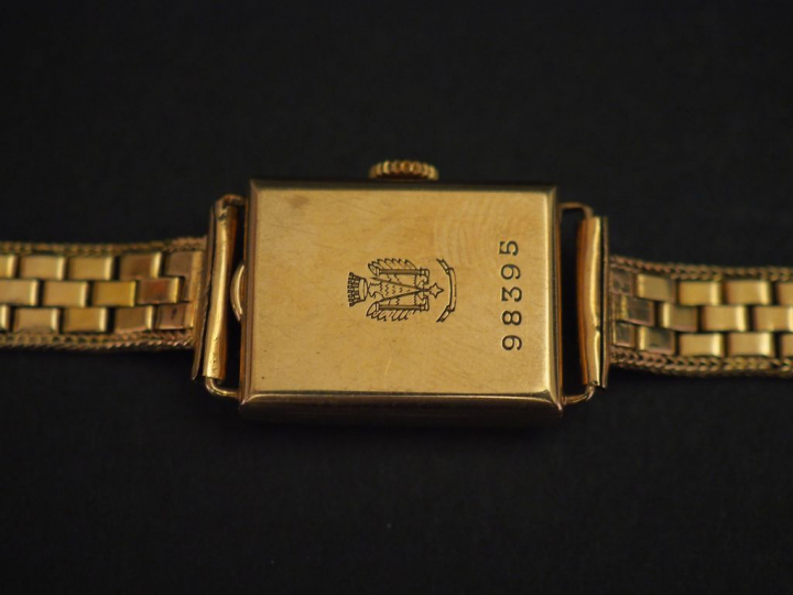 LIP Montre bracelet de dame, boitier et bracelet en or jaune.  Cadran 