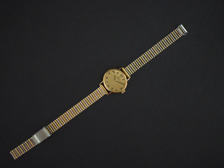 OMEGA Montre bracelet de dame, boitier en or jaune.  Cadran de forme o