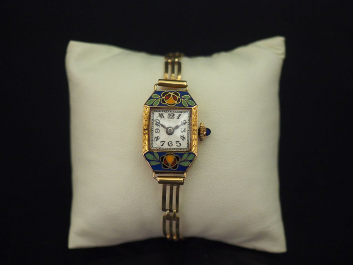 Bracelet montre, boitier et bracelet en or jaune. Cadran octogonal, à 