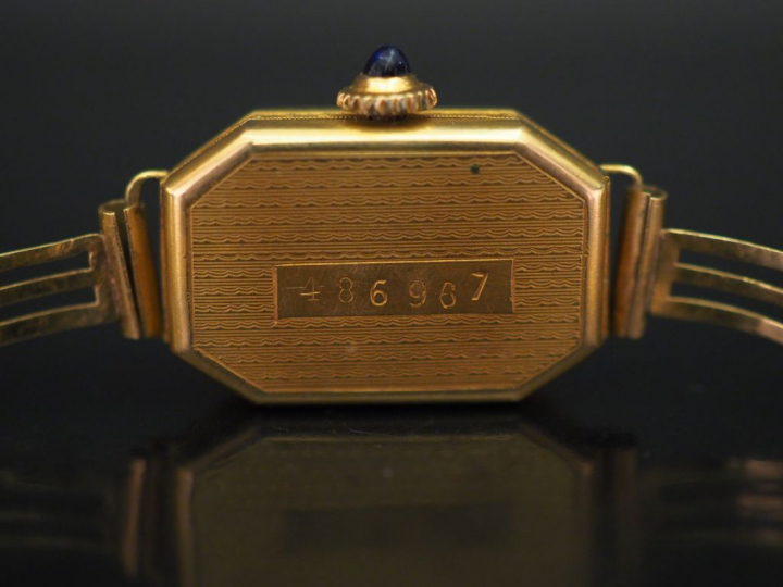 Bracelet montre, boitier et bracelet en or jaune. Cadran octogonal, à 