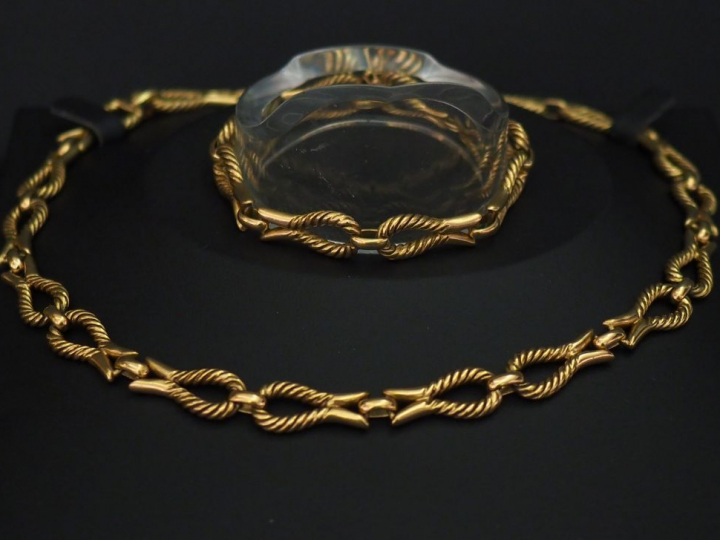 	Parure en or jaune, composée de maillons imitant des cordages. Compre