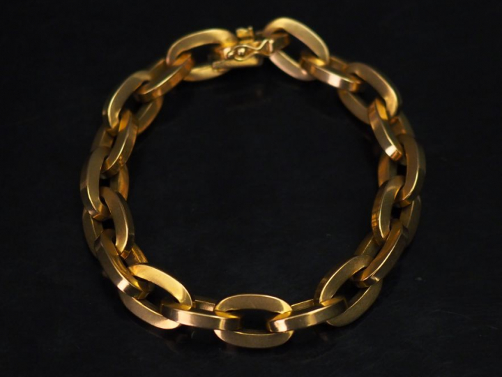 Bracelet souple en or jaune, maille forçat. Long. 19,2 cm Poids. 72,43