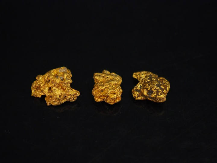 Trois pépites en or jaune. Poids. 26,18 g   