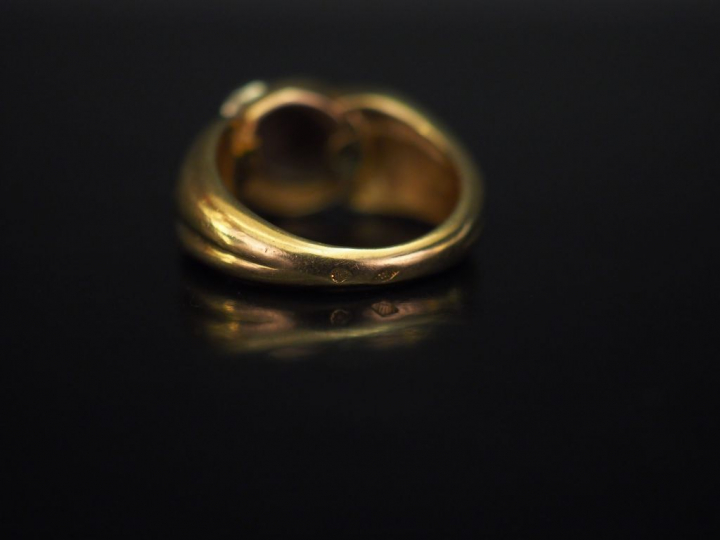 Bague en or jaune, à décor d’un cabochon en or blanc en son centre. TD