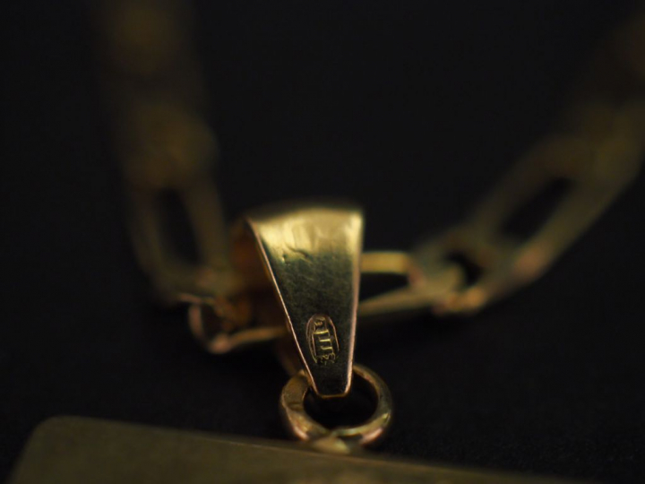 Chaine en or jaune, maille figaro, orné d’un pendentif carré à décor d