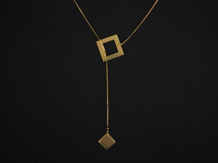 Collier cravate en or jaune, à décor de deux motifs géométriques, l’un