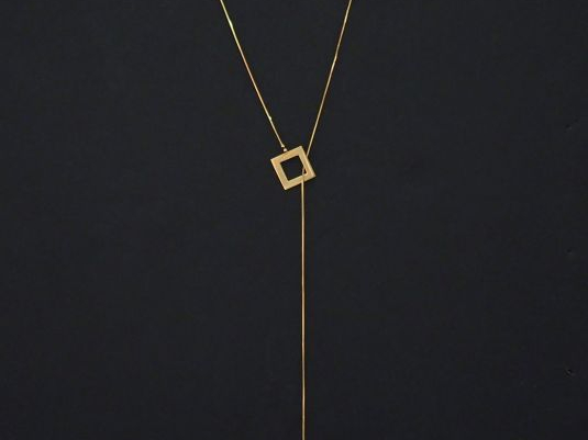 Collier cravate en or jaune, à décor de deux motifs géométriques, l’un