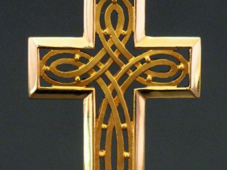 Vente aux enchères BECKER Pendentif en forme de croix en or jaune, à décor ajouré. Signé.