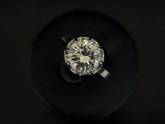 Vente aux enchères Bague solitaire en platine, sertie en son centre d'un diamant taille b