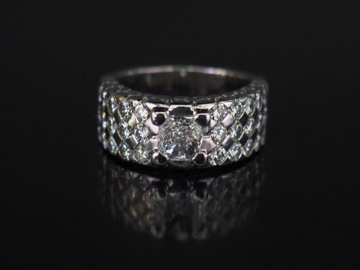 Bague en or blanc, sertie en son centre d'un diamant taille coussin en