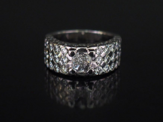 Vente aux enchères Bague en or blanc, sertie en son centre d'un diamant taille coussin en