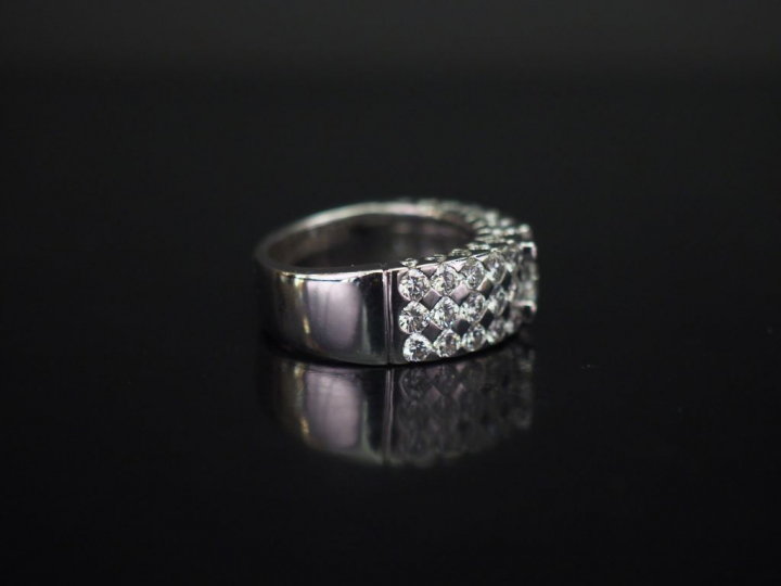 Bague en or blanc, sertie en son centre d'un diamant taille coussin en