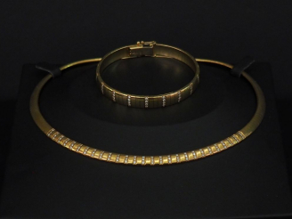 Vente aux enchères Demi-parure en or jaune, maille articulée, sertie de petits diamants. 