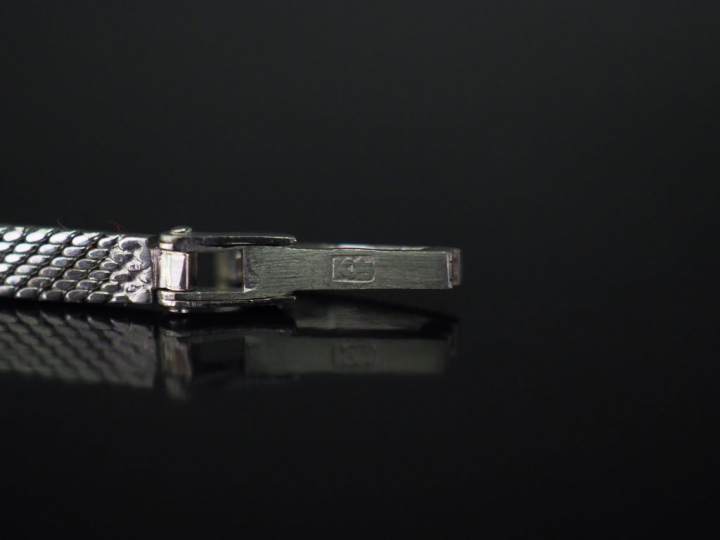 Bracelet en argent, maille plate à décor de motifs géométriques, et or