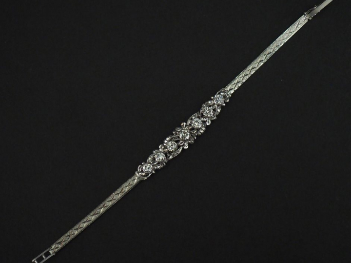 Bracelet en argent, maille plate à décor de motifs géométriques, et or