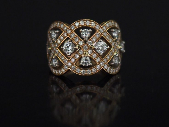 Bague bandeau en or jaune, à décor polylobé et ajouré et serti de diam
