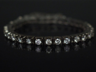 Vente aux enchères Bracelet souple en argent, serti de trente-deux petits diamants pesant