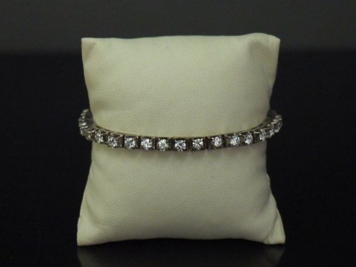 Bracelet souple en argent, serti de trente-deux petits diamants pesant