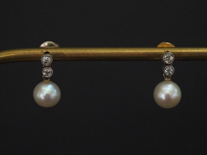 Paire de perces-oreilles en or blanc, sertis de deux diamants et d'une
