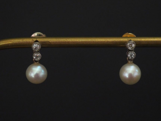 Vente aux enchères Paire de perces-oreilles en or blanc, sertis de deux diamants et d'une