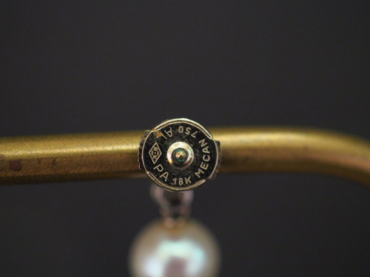 Paire de perces-oreilles en or blanc, sertis de deux diamants et d'une