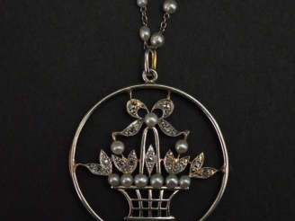 Vente aux enchères Chaine en or blanc agrémenté de perles blanches en chute, et pendentif