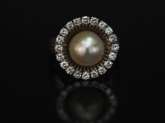 Vente aux enchères Bague ronde en or blanc, sertie en son centre d'une perle blanche ento