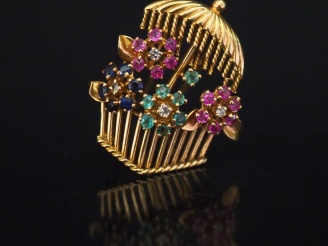 Vente aux enchères GAUCHERAND, Paris Broche en or jaune en forme de panier fleuri agrémen