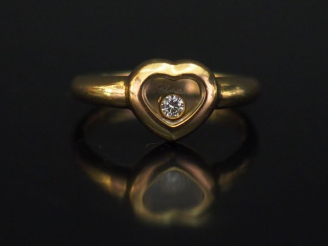 Vente aux enchères 	CHOPARD, Happy Diamond Petite bague en or jaune en forme de coeur, re